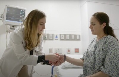 Кодирование Аквилонг в Энгельсе Врач держит пациентку за руку